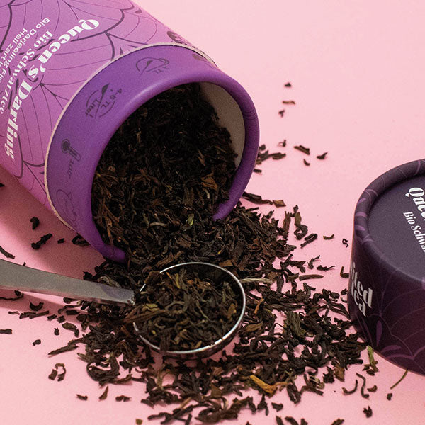 Geöffnete Dose "Queen's Darling" mit losem First Flush Schwarztee aus Darjeeling