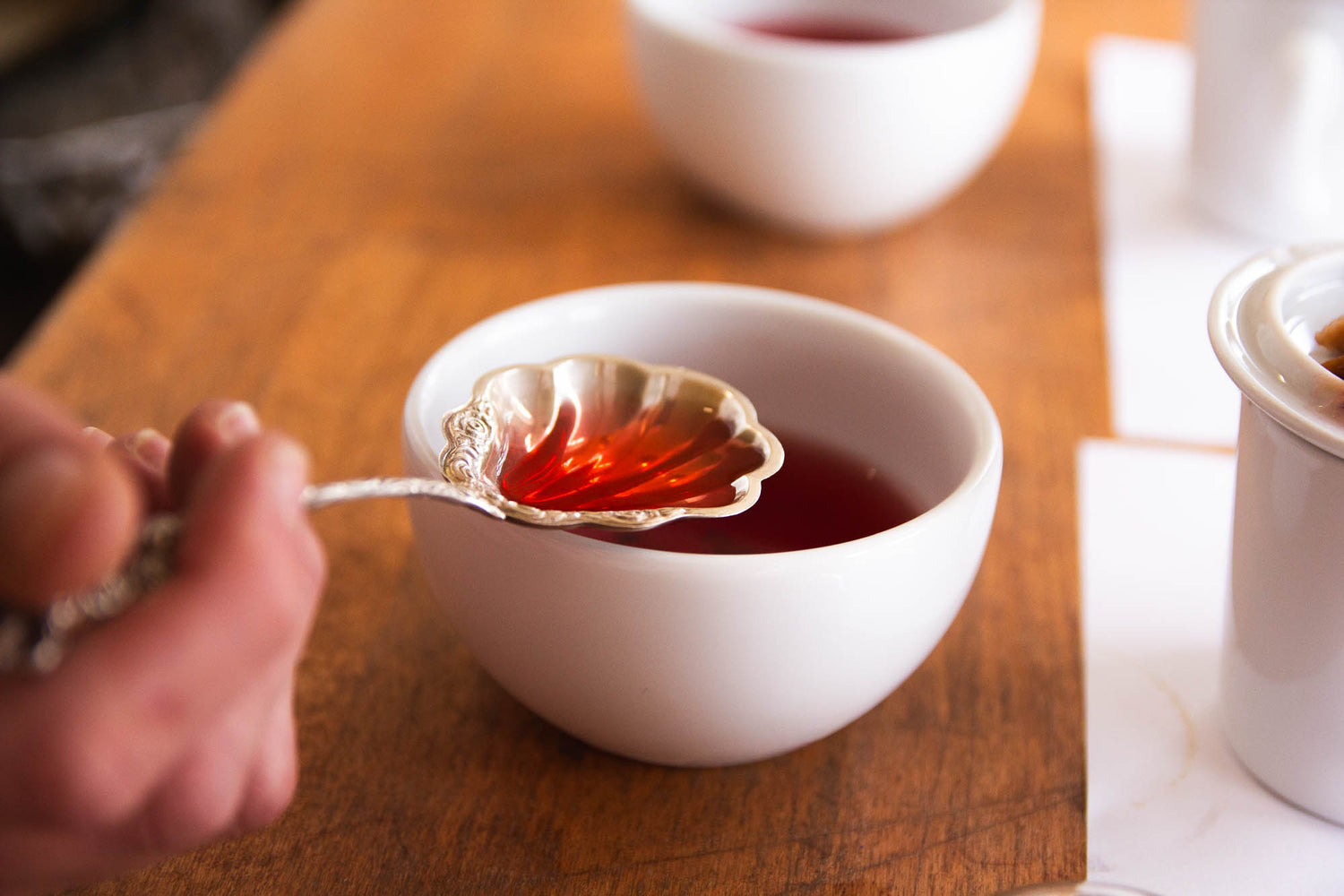 Frisch zubereiteter Bio-Früchtetee in einer Tasse und einem filigranen Teelöffel