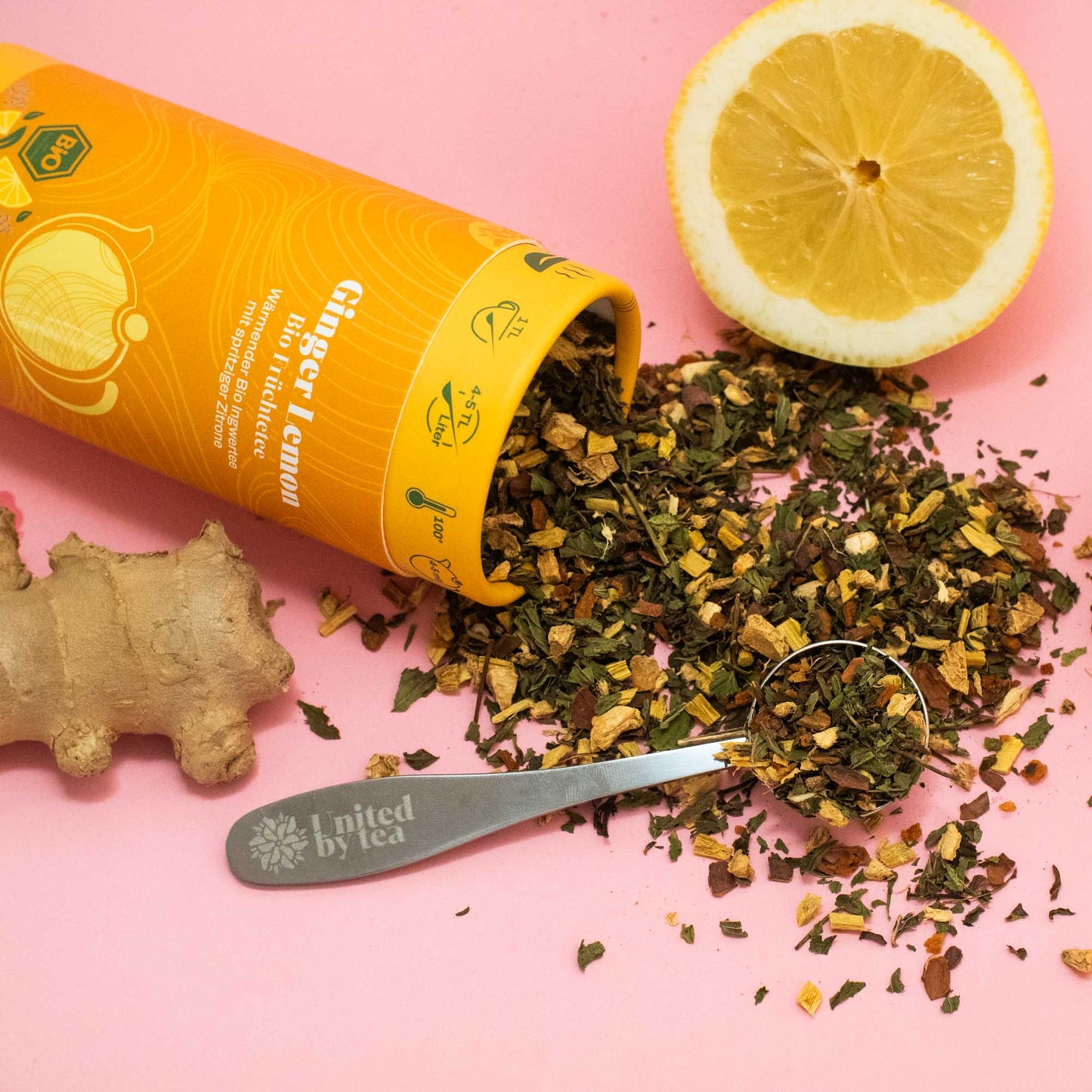 Geöffneter Bio-Tee "Ginger Lemon" mit Zitrone und Teemesslöffel