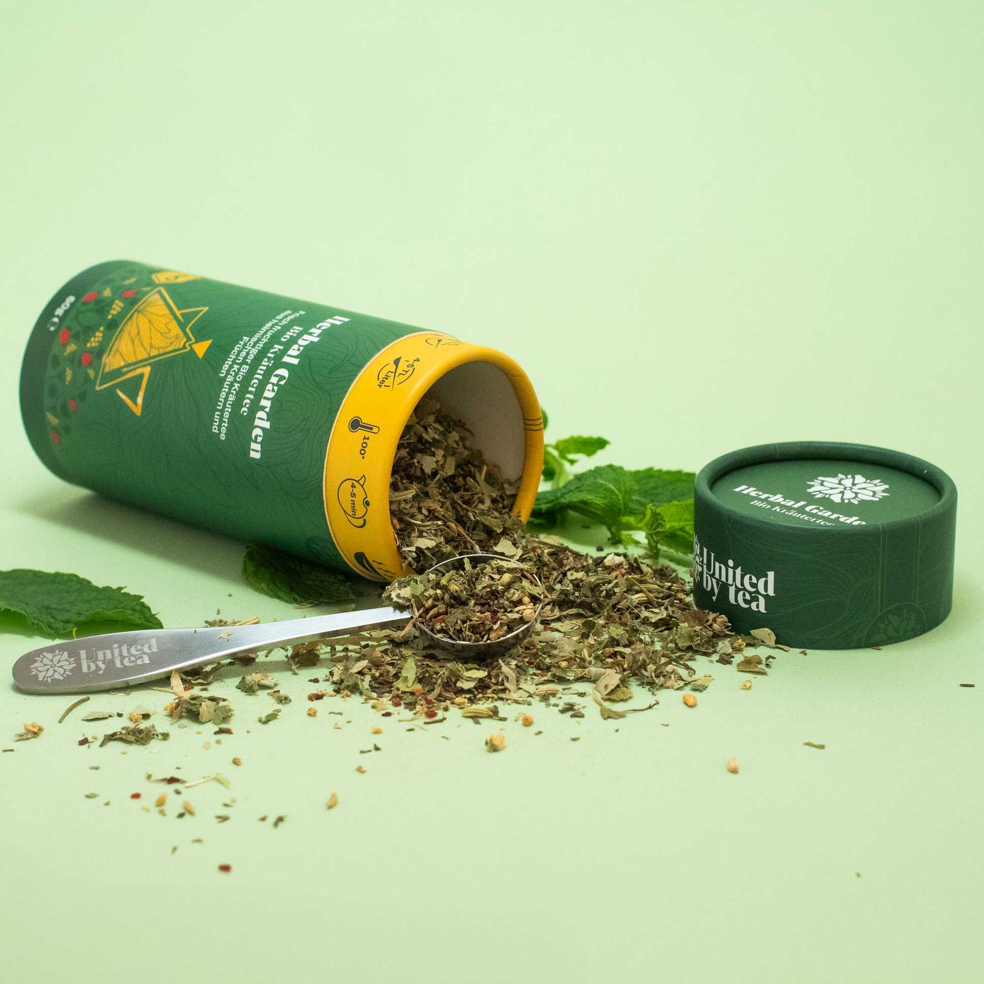 Geöffneter Bio-Tee “Herbal Garden” mit Pfefferminze und Teemesslöffel