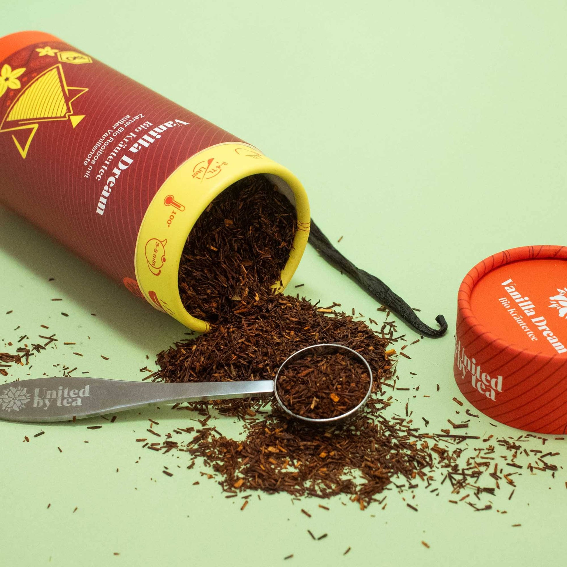 Geöffneter Bio-Tee “Vanilla Dream” mit Rooibos, Vanille und Teemesslöffel