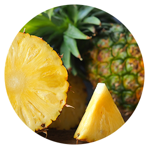 Vollständige und geschittene Ananas